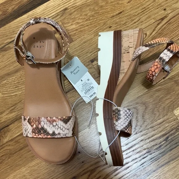 💕5/$15 A NEW DAY Snakeskin Wedge Sandals size 8 , NEW with Tags - Picture 2 of 3